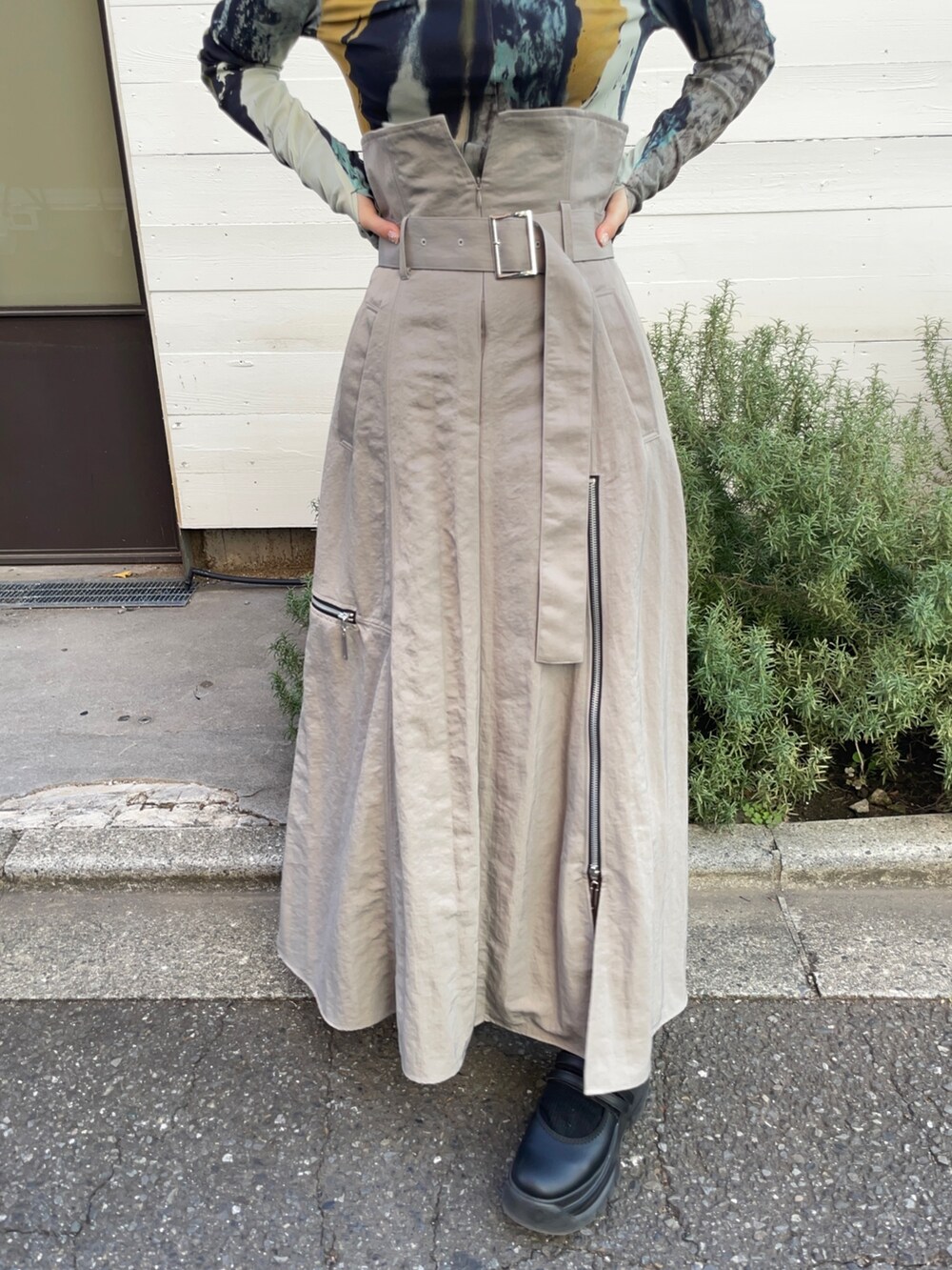 グレー系のスカート、ブラウン系のTシャツ/カットソーを着用したレディースの冬コーディネートの4枚目の写真
