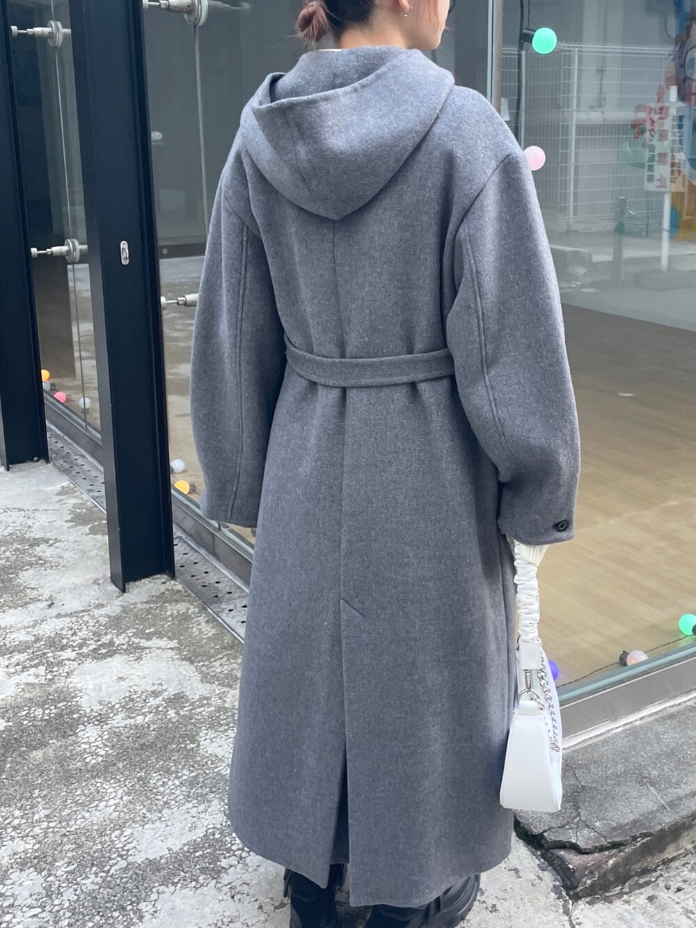 グレー系のその他アウターを着用したレディースの冬コーディネートの3枚目の写真