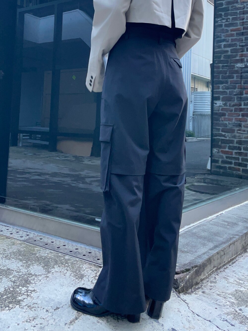 シルバー系のネックレスを着用したレディースの冬コーディネートの6枚目の写真