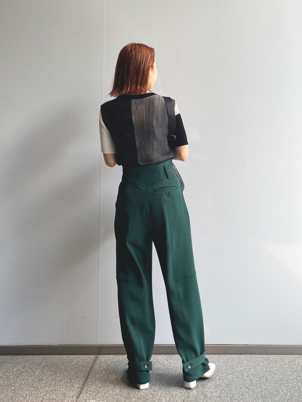 ブラック系のニット/セーター、グリーン系のその他パンツを着用したレディースの夏コーディネートの2枚目の写真