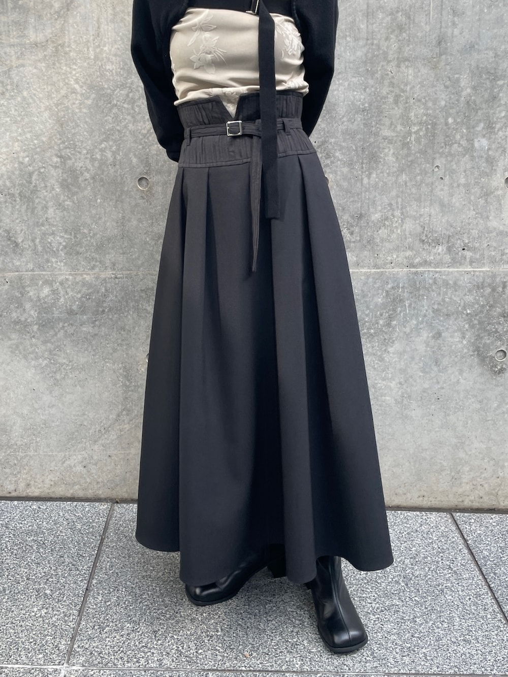 ブラック系のスカート、ブラック系のカーディガン/ボレロ、ベージュ系のTシャツ/カットソーを着用したレディースの秋コーディネートの5枚目の写真