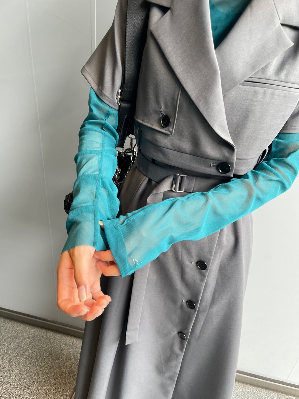 グリーン系のTシャツ/カットソー、グレー系のワンピースを着用したレディースの秋コーディネートの4枚目の写真