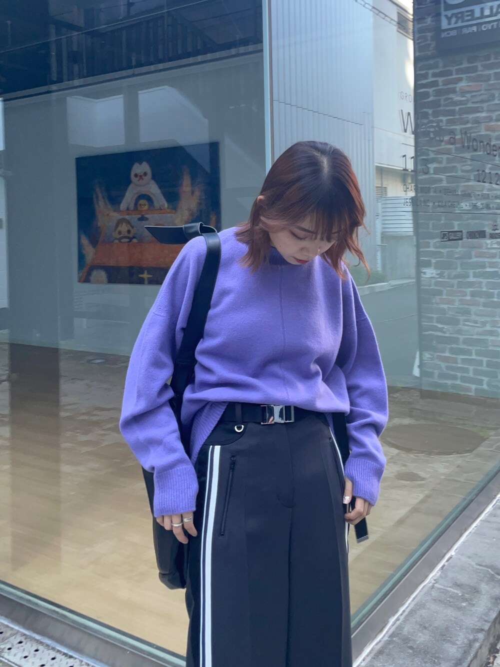 グレー系のその他パンツ、パープル系のニット/セーター、ブラック系のブーツを着用したレディースの秋コーディネートの4枚目の写真