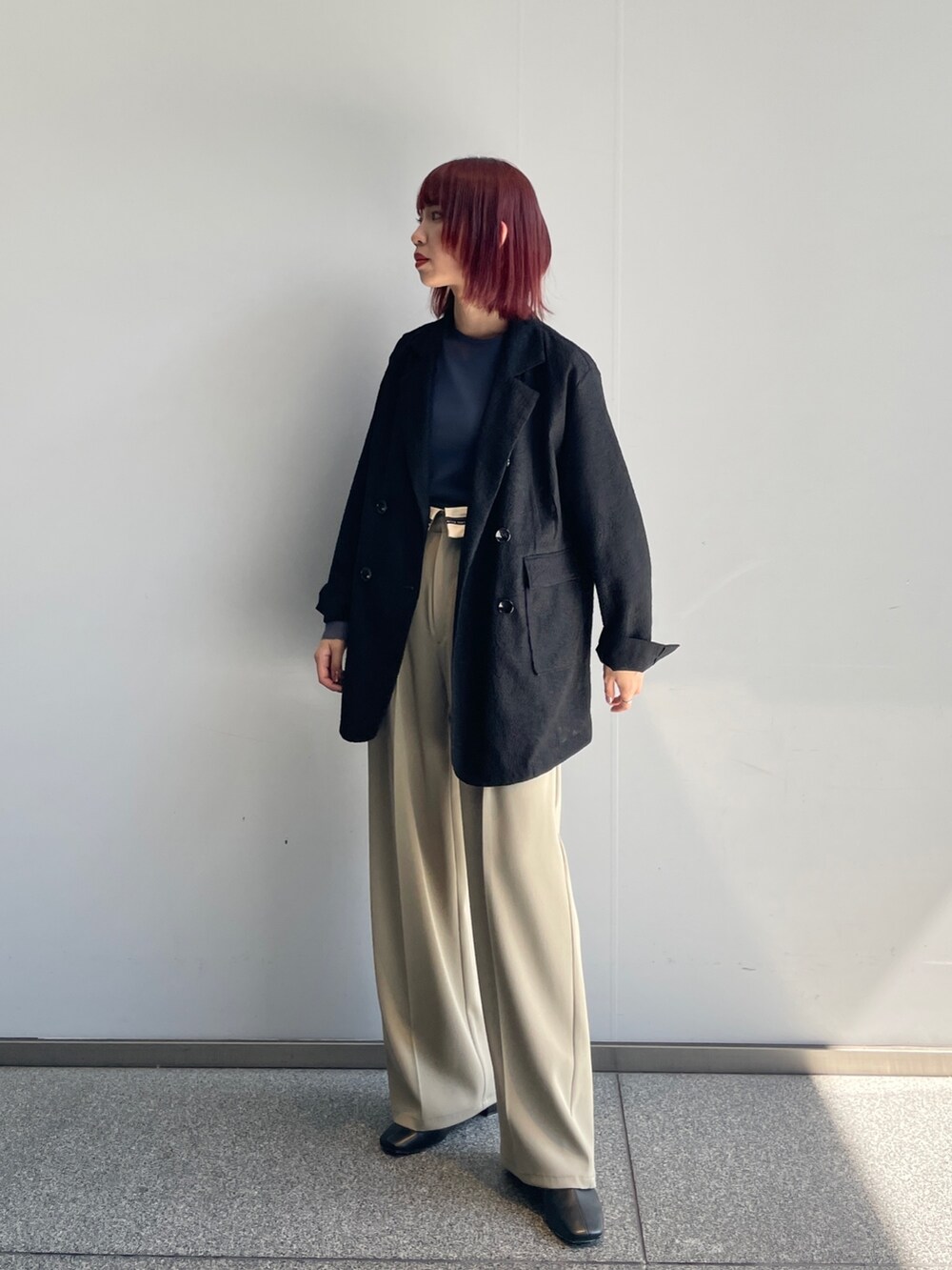 ベージュ系のスラックス、グレー系のTシャツ/カットソーを着用したレディースの秋コーディネートの6枚目の写真