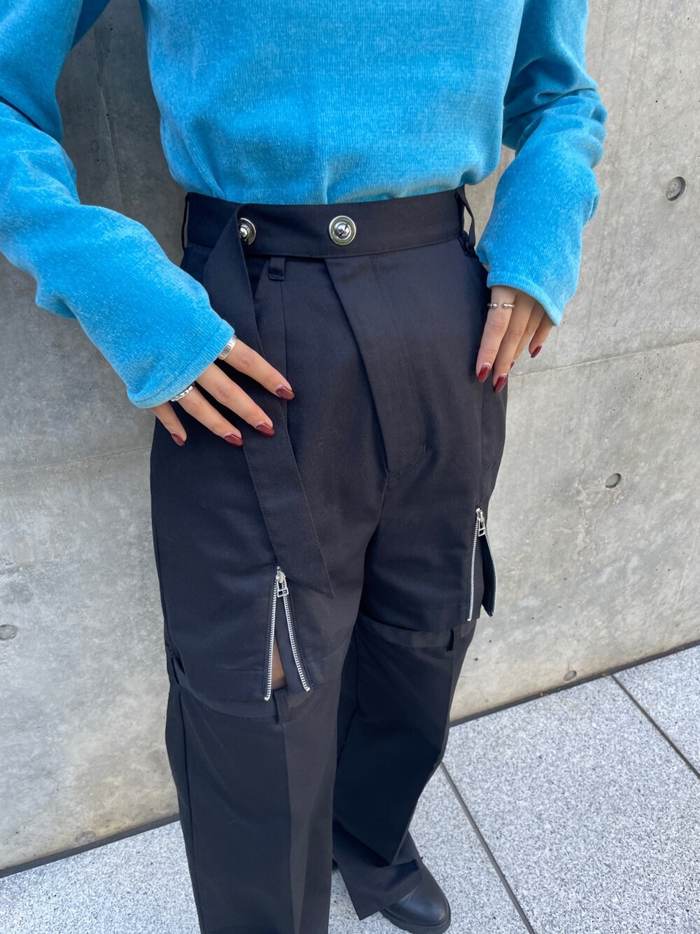 ブラック系のその他パンツを着用したレディースの秋コーディネートの4枚目の写真