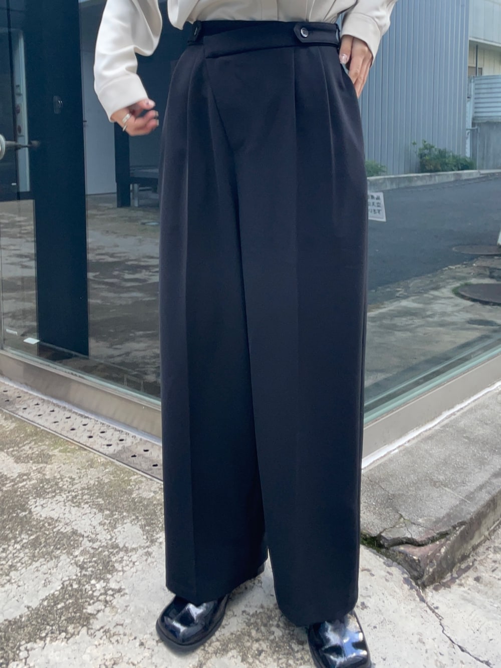 ベージュ系のシャツ/ブラウスを着用したレディースの冬コーディネートの5枚目の写真