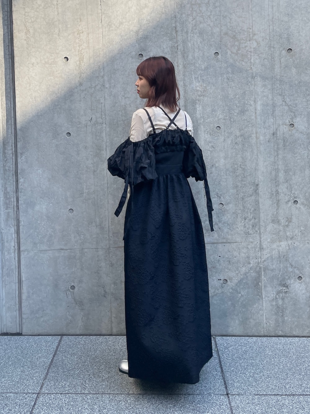 ベージュ系のTシャツ/カットソー、シルバー系のブーツを着用したレディースの秋コーディネートの2枚目の写真