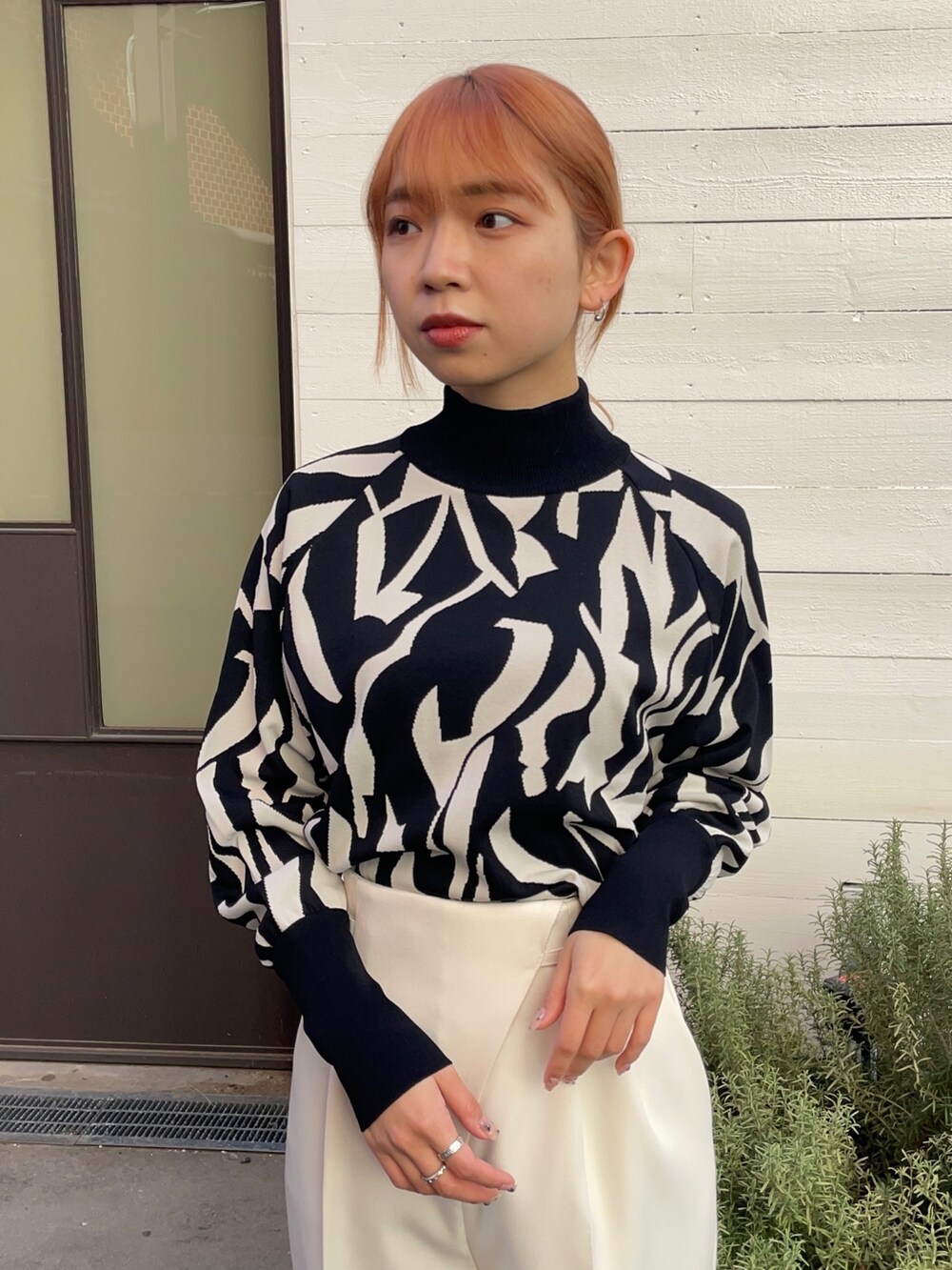 ホワイト系のその他パンツ、その他のニット/セーターを着用したレディースの冬コーディネートの4枚目の写真