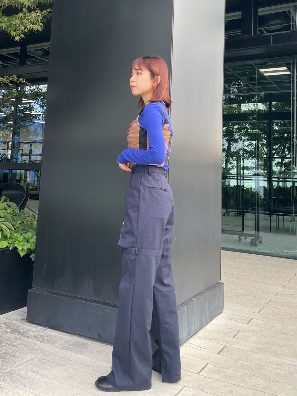 ブラック系のブーツ、ブラウン系のシャツ/ブラウスを着用したレディースの秋コーディネートの2枚目の写真