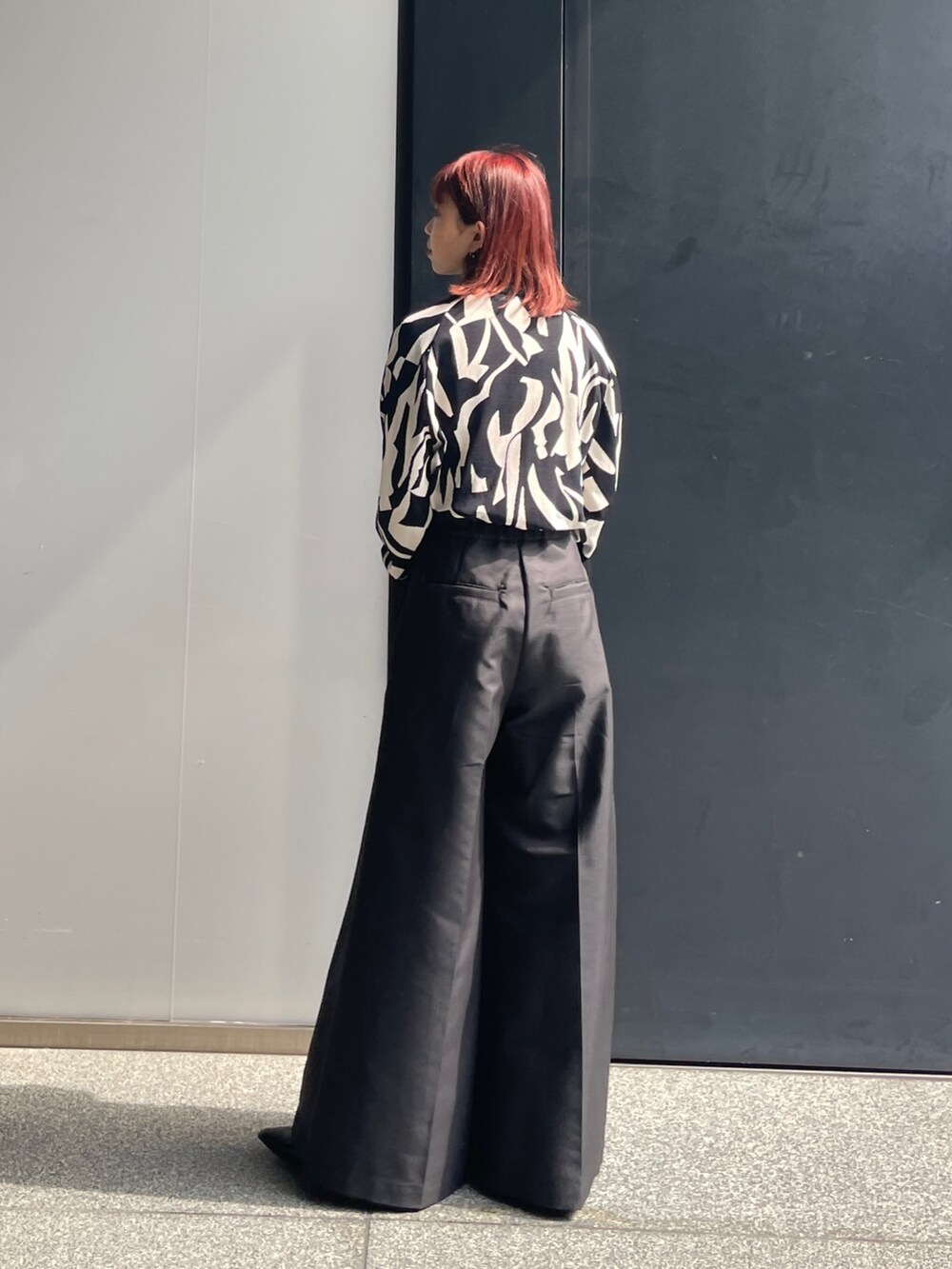 ブラック系のチノパンツ、その他のニット/セーターを着用したレディースの秋コーディネートの2枚目の写真