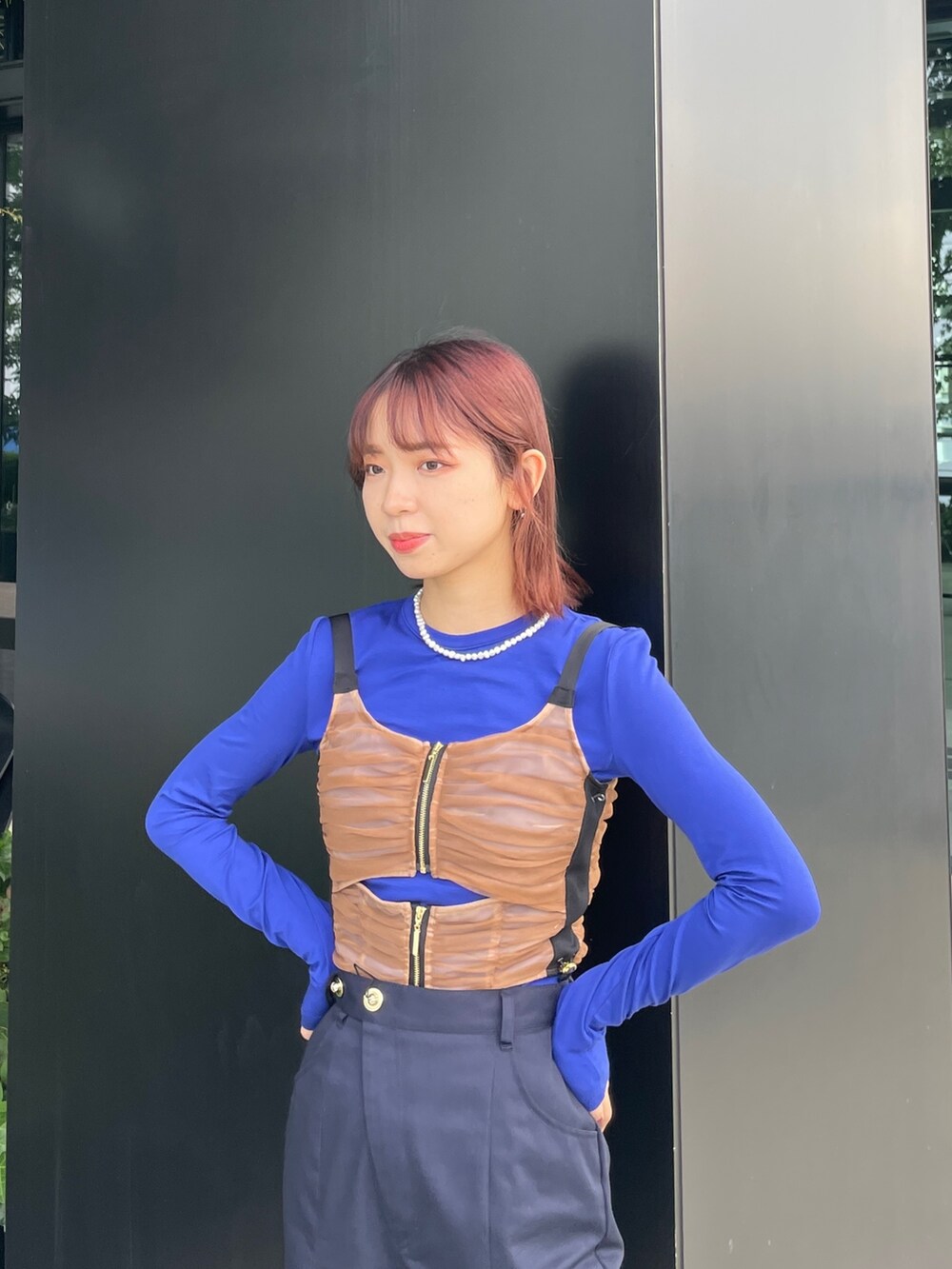 ブラック系のブーツ、ブラウン系のシャツ/ブラウスを着用したレディースの秋コーディネートの4枚目の写真