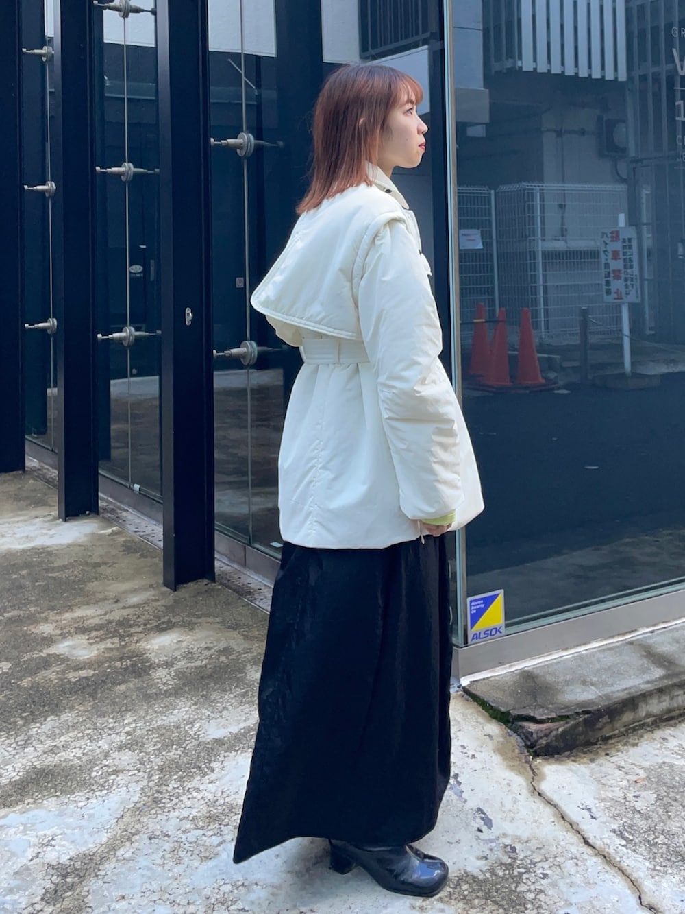 ホワイト系のダウンジャケット/コートを着用したレディースの冬コーディネートの3枚目の写真