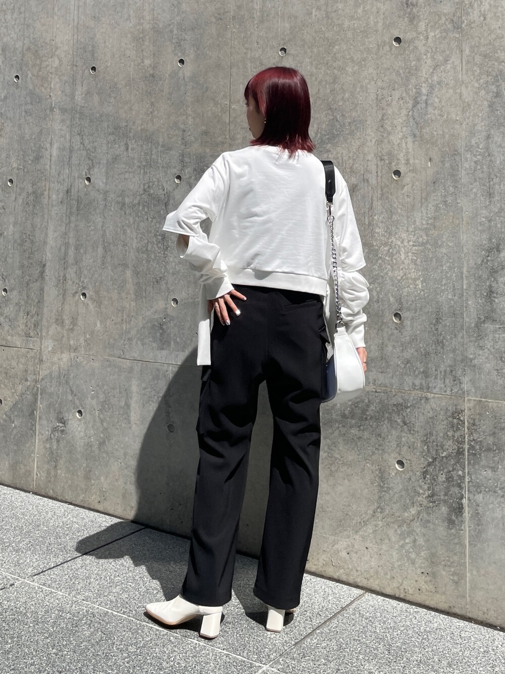 ブラック系のつなぎ/オールインワン、ホワイト系のスウェットを着用したレディースの秋コーディネートの2枚目の写真