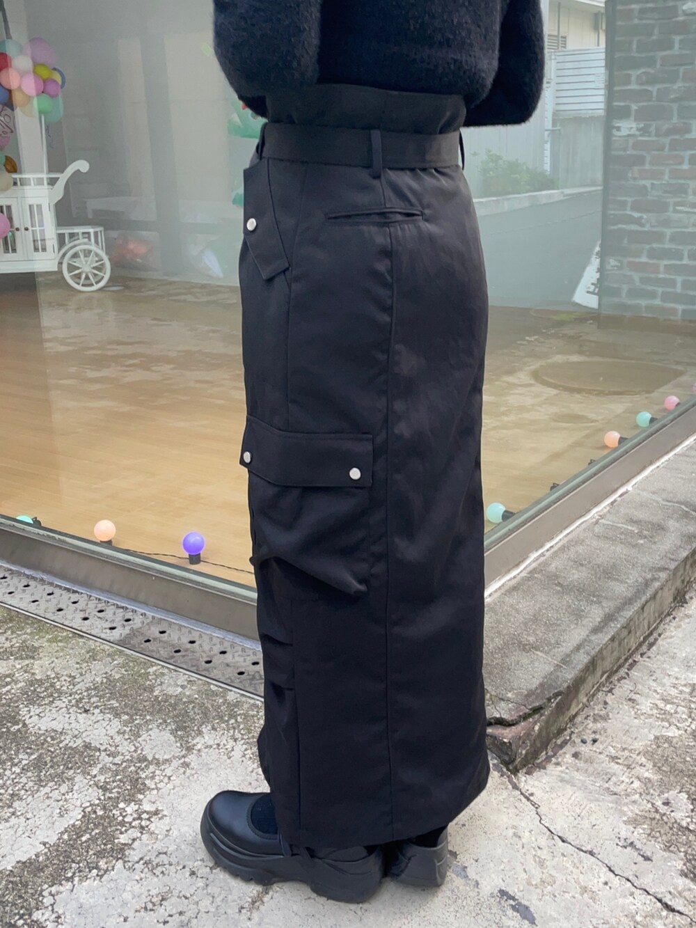 ブラック系のニット/セーター、ブラック系のスカートを着用したレディースの冬コーディネートの5枚目の写真