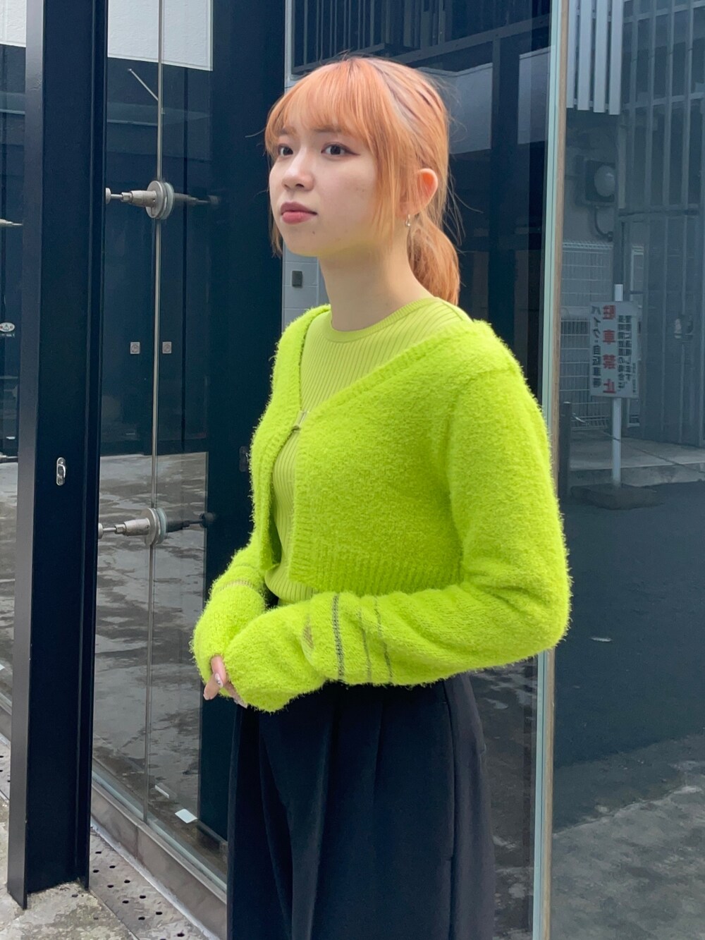 グリーン系のニット/セーターを着用したレディースの冬コーディネートの3枚目の写真