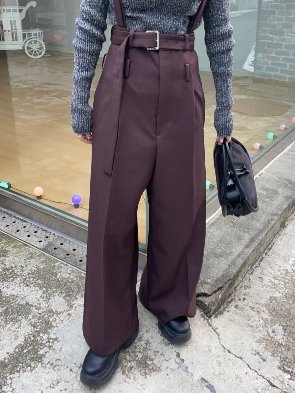 ブラック系のニット/セーター、ブラック系のショルダーバッグを着用したレディースの冬コーディネートの5枚目の写真