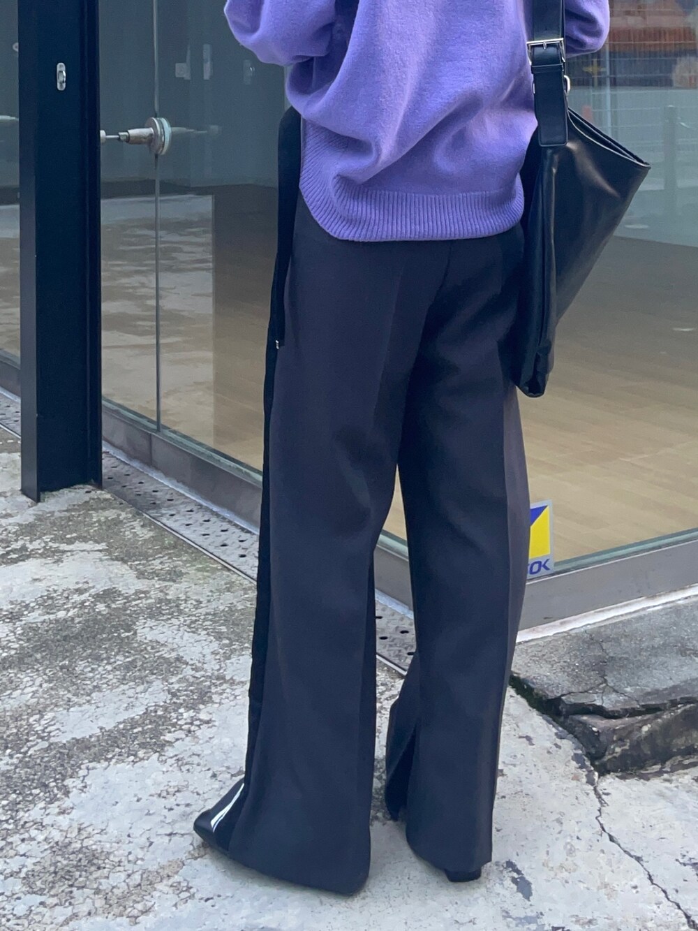 グレー系のその他パンツ、パープル系のニット/セーター、ブラック系のブーツを着用したレディースの秋コーディネートの6枚目の写真