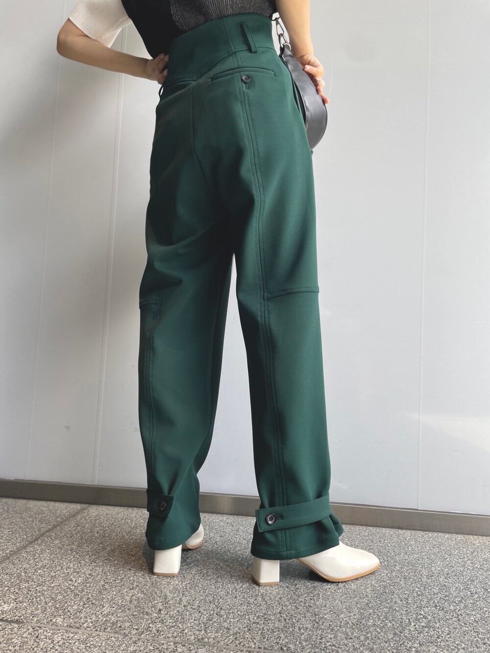 ブラック系のニット/セーター、グリーン系のその他パンツを着用したレディースの夏コーディネートの5枚目の写真