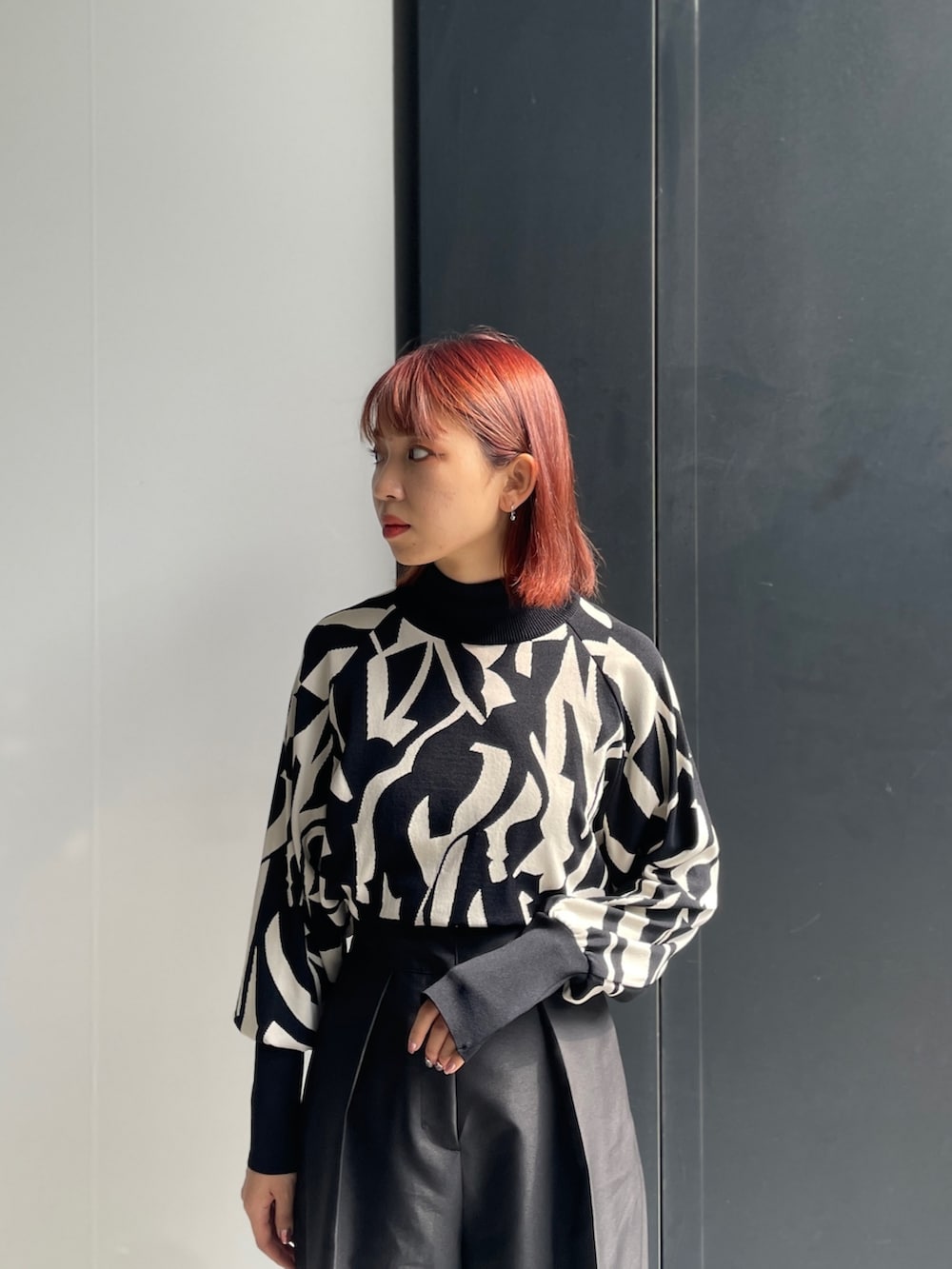 ブラック系のチノパンツ、その他のニット/セーターを着用したレディースの秋コーディネートの4枚目の写真