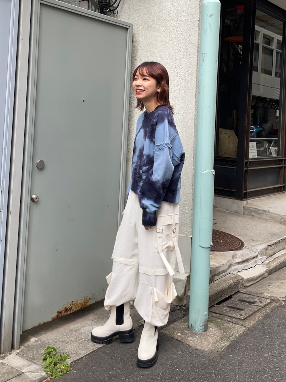 ホワイト系のカーゴパンツを着用したレディースの秋コーディネートの3枚目の写真