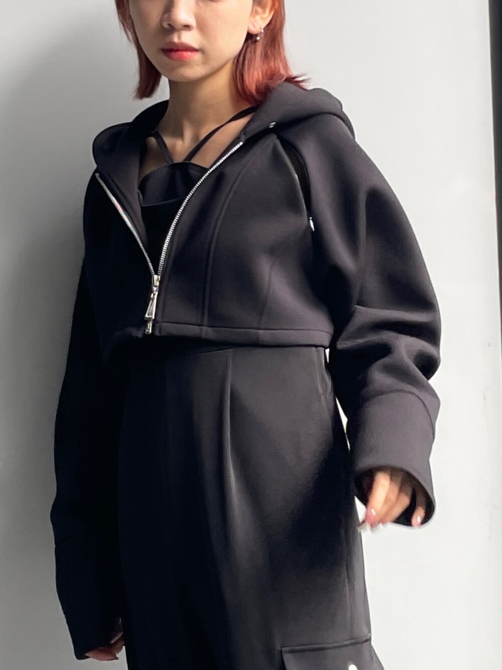 ブラック系のパーカー、ブラック系のつなぎ/オールインワンを着用したレディースの秋コーディネートの4枚目の写真