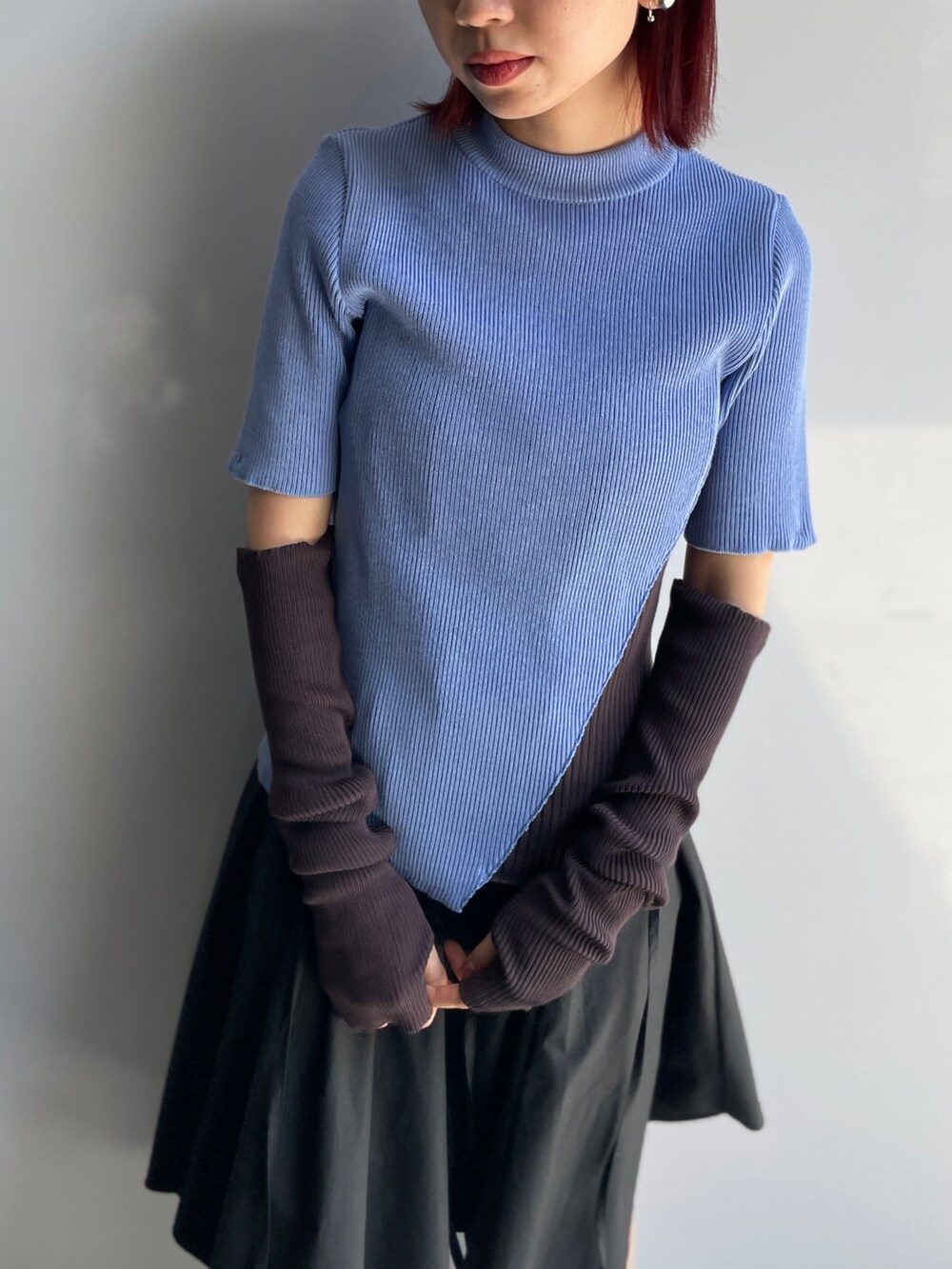 ブルー系のニット/セーター、ブラック系のシャツワンピースを着用したレディースの秋コーディネートの3枚目の写真