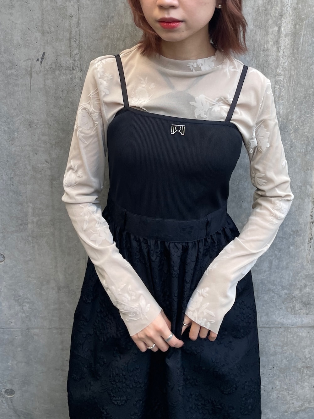 ベージュ系のTシャツ/カットソー、シルバー系のブーツを着用したレディースの秋コーディネートの7枚目の写真