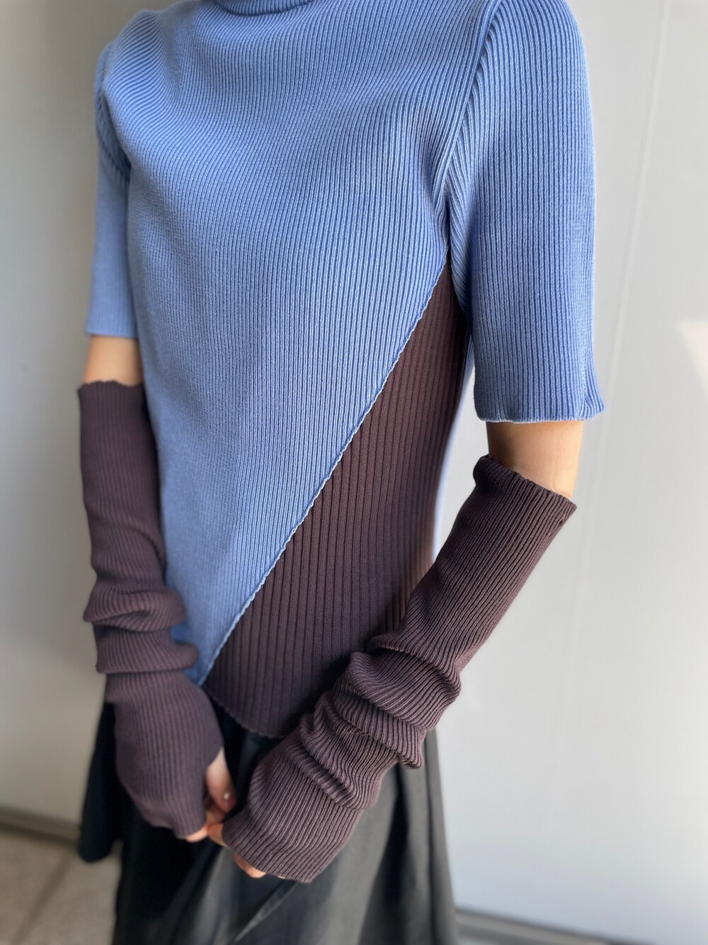 ブルー系のニット/セーター、ブラック系のシャツワンピースを着用したレディースの秋コーディネートの4枚目の写真