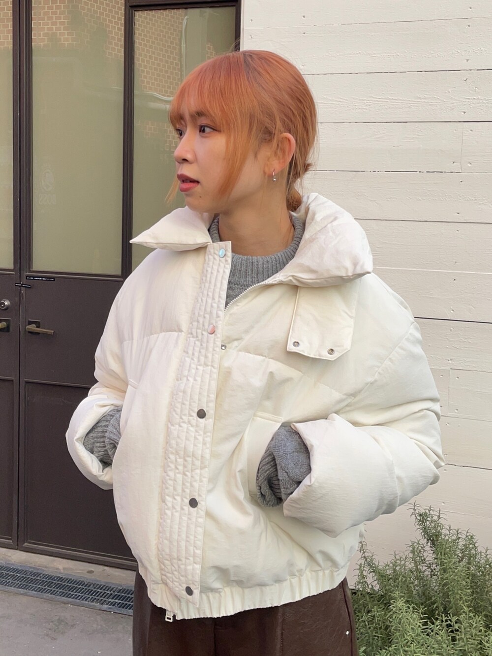 ホワイト系のダウンジャケット/コート、ブラウン系のその他パンツを着用したレディースの冬コーディネートの3枚目の写真