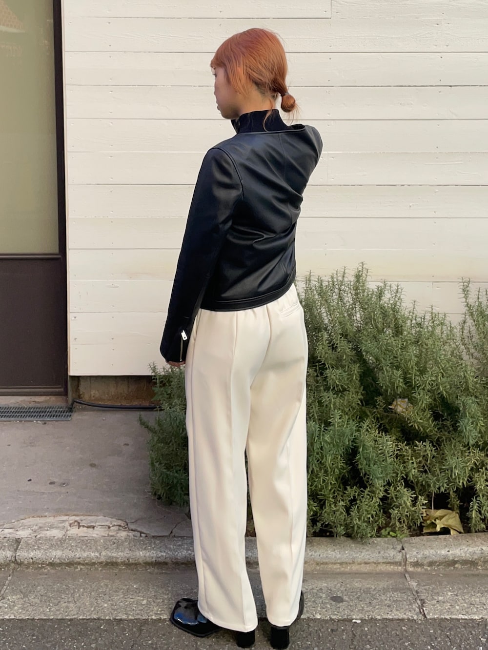 ホワイト系のその他パンツ、ブラック系のライダースジャケットを着用したレディースの冬コーディネートの2枚目の写真