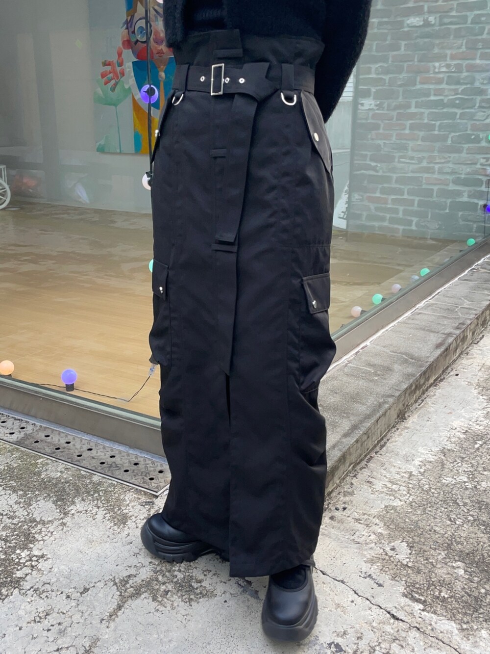 ブラック系のニット/セーター、ブラック系のスカートを着用したレディースの冬コーディネートの6枚目の写真