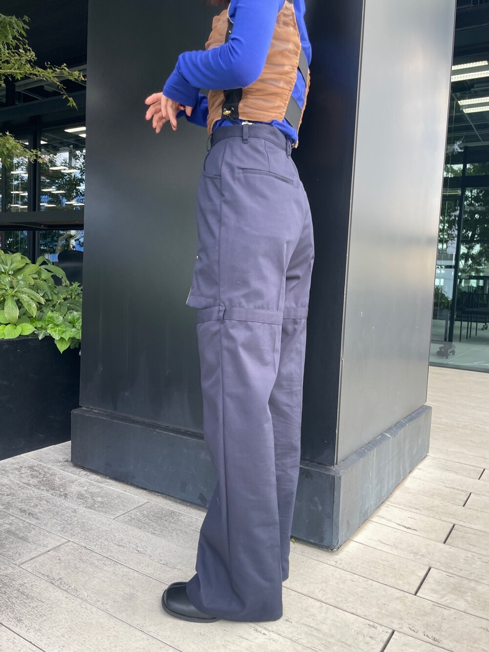 ブラック系のブーツ、ブラウン系のシャツ/ブラウスを着用したレディースの秋コーディネートの6枚目の写真