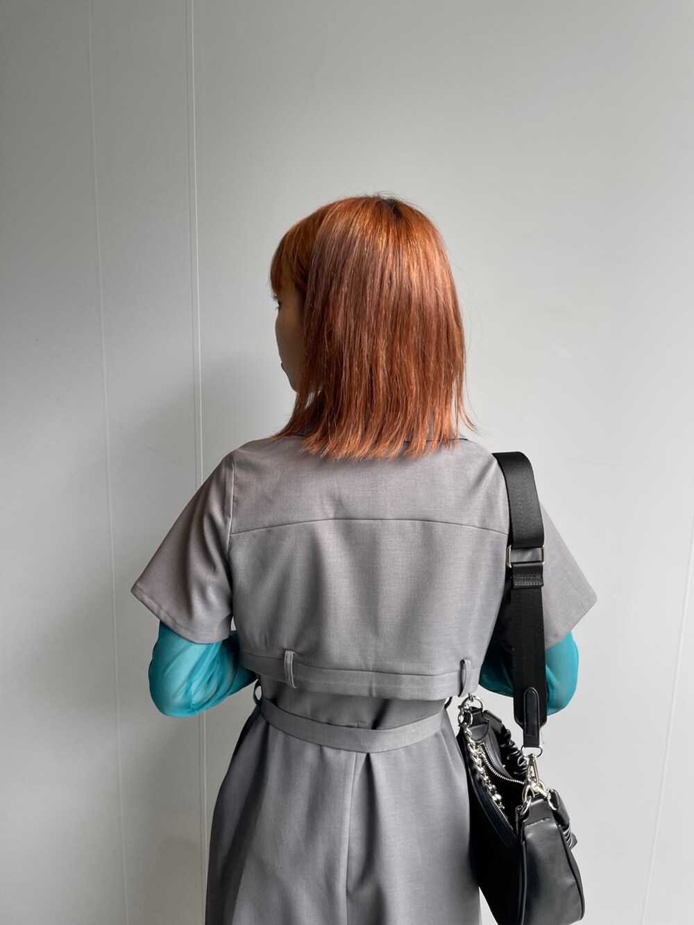 グリーン系のTシャツ/カットソー、グレー系のワンピースを着用したレディースの秋コーディネートの3枚目の写真