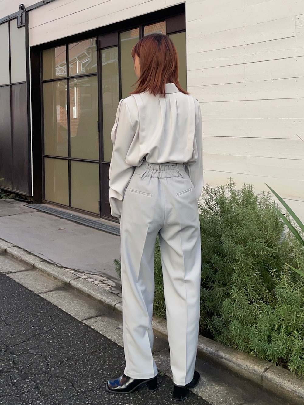 グレー系のその他パンツ、ベージュ系のシャツ/ブラウスを着用したレディースの冬コーディネートの2枚目の写真