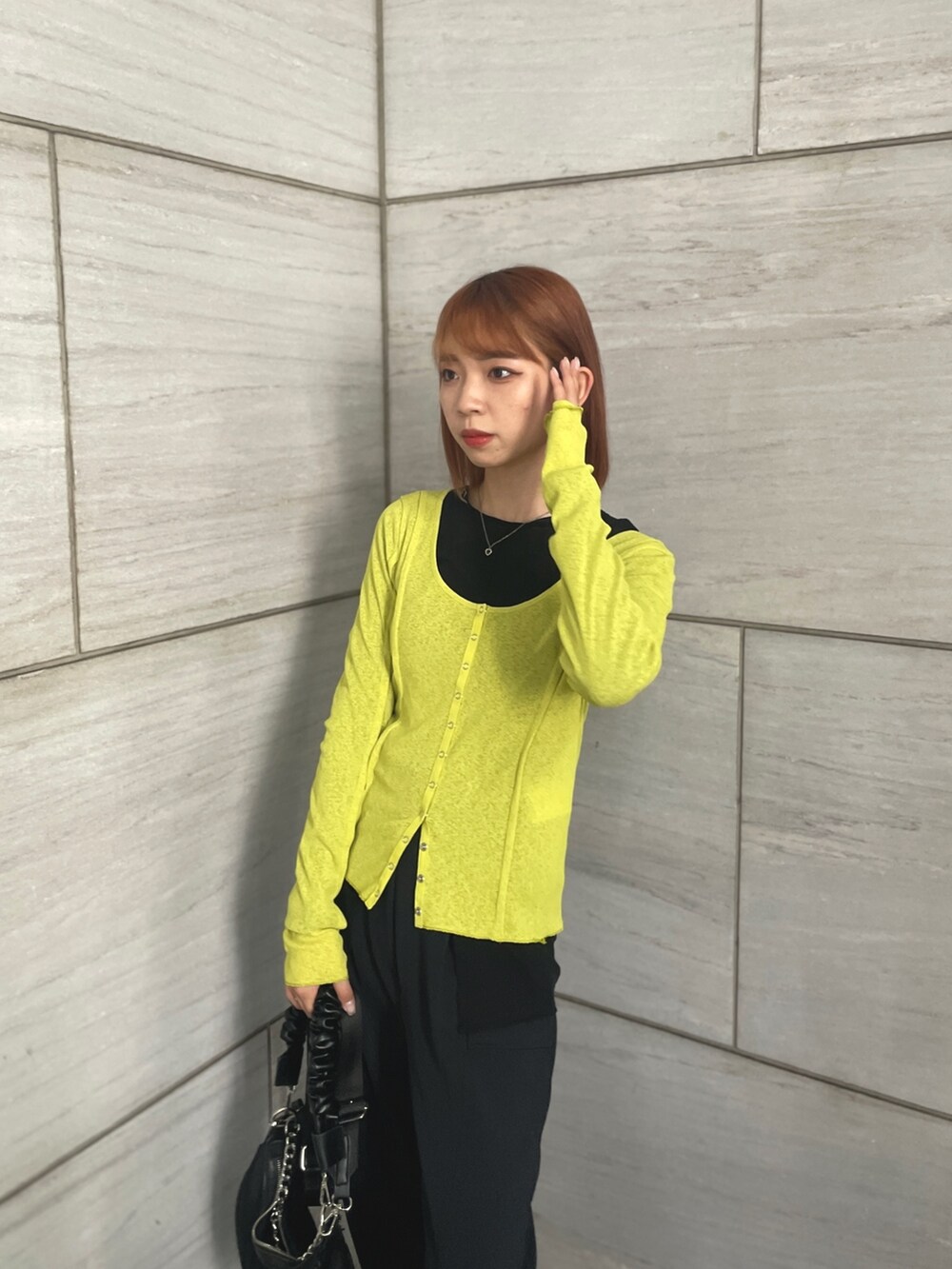 イエロー系のTシャツ/カットソー、ブラック系のその他パンツを着用したレディースの夏コーディネートの3枚目の写真