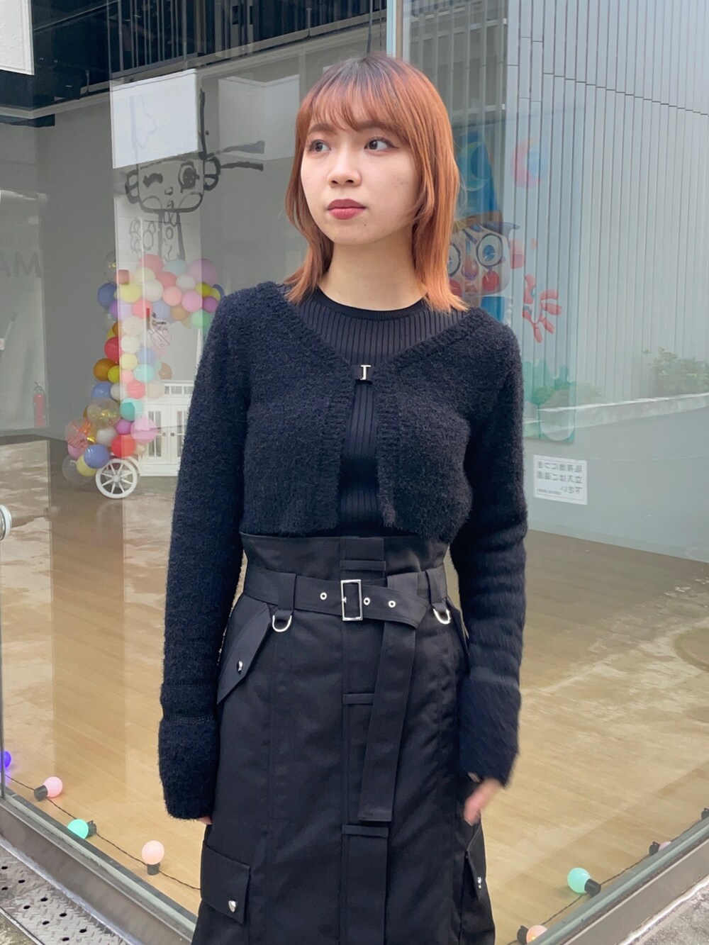 ブラック系のニット/セーター、ブラック系のスカートを着用したレディースの冬コーディネートの4枚目の写真