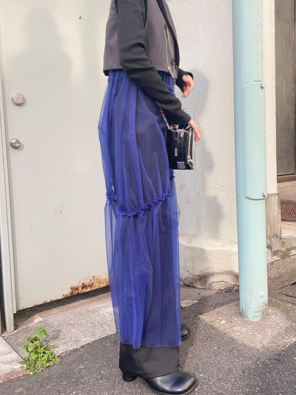 ブラック系のブーツ、グレー系のワンピース、ブラック系のTシャツ/カットソーを着用したレディースの秋コーディネートの6枚目の写真