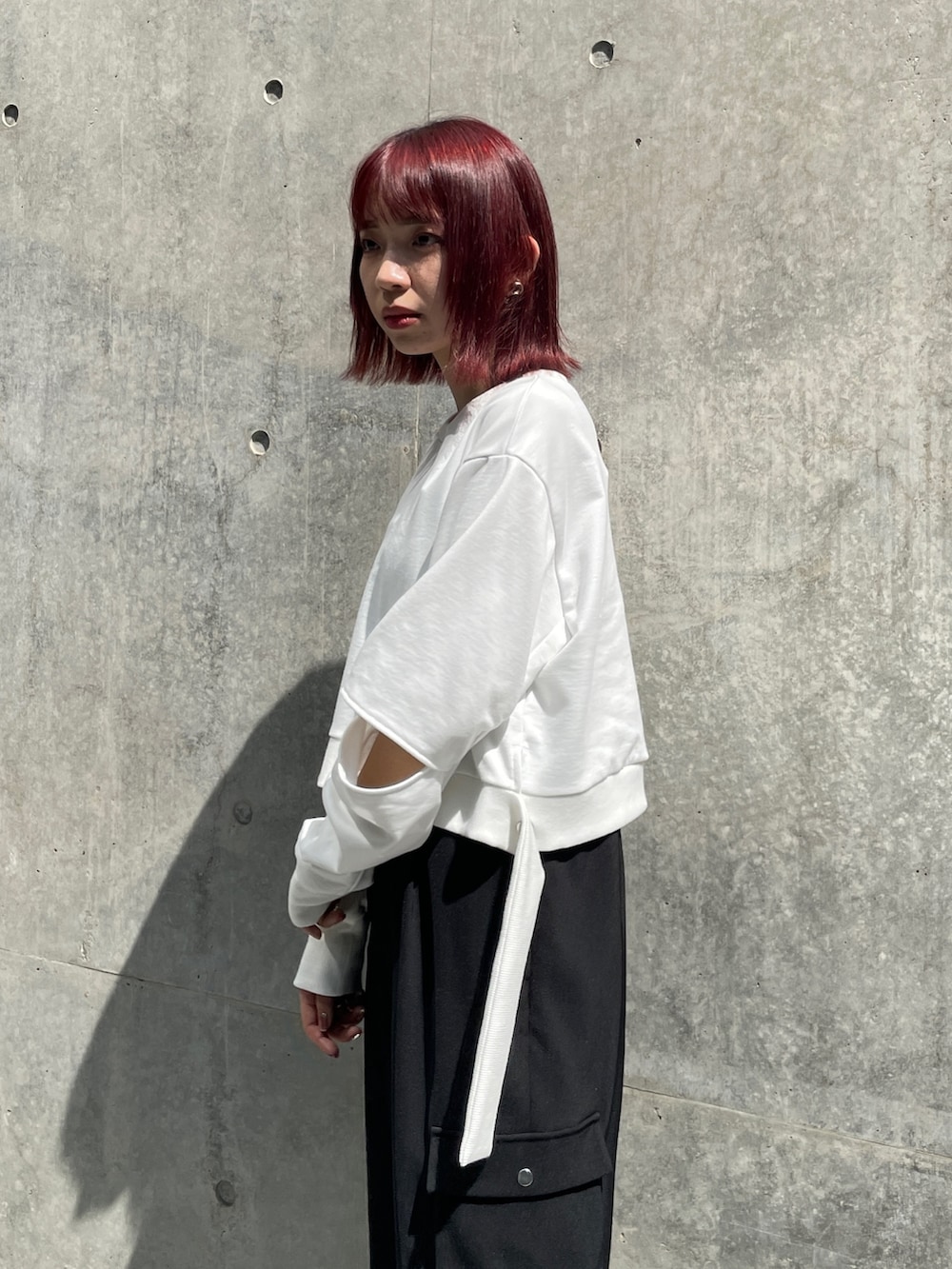 ブラック系のつなぎ/オールインワン、ホワイト系のスウェットを着用したレディースの秋コーディネートの5枚目の写真