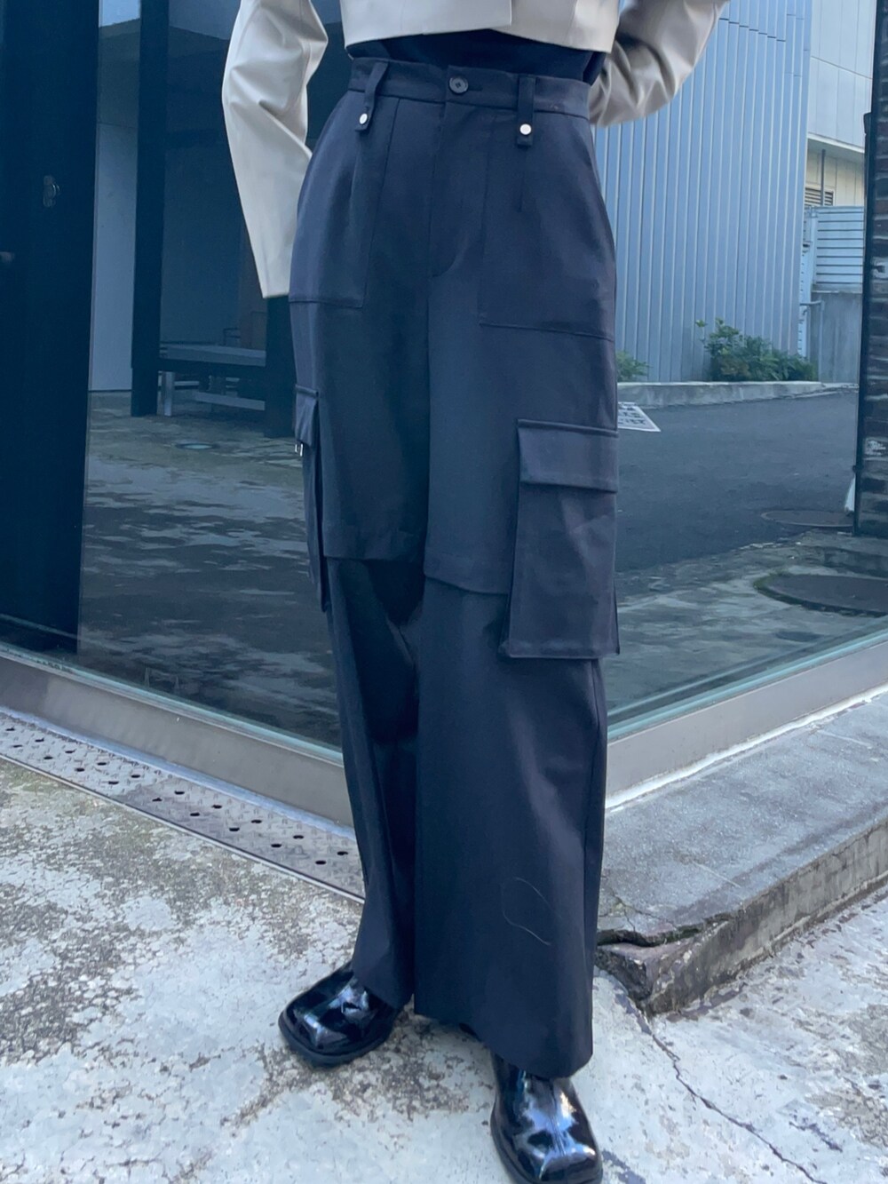 シルバー系のネックレスを着用したレディースの冬コーディネートの4枚目の写真