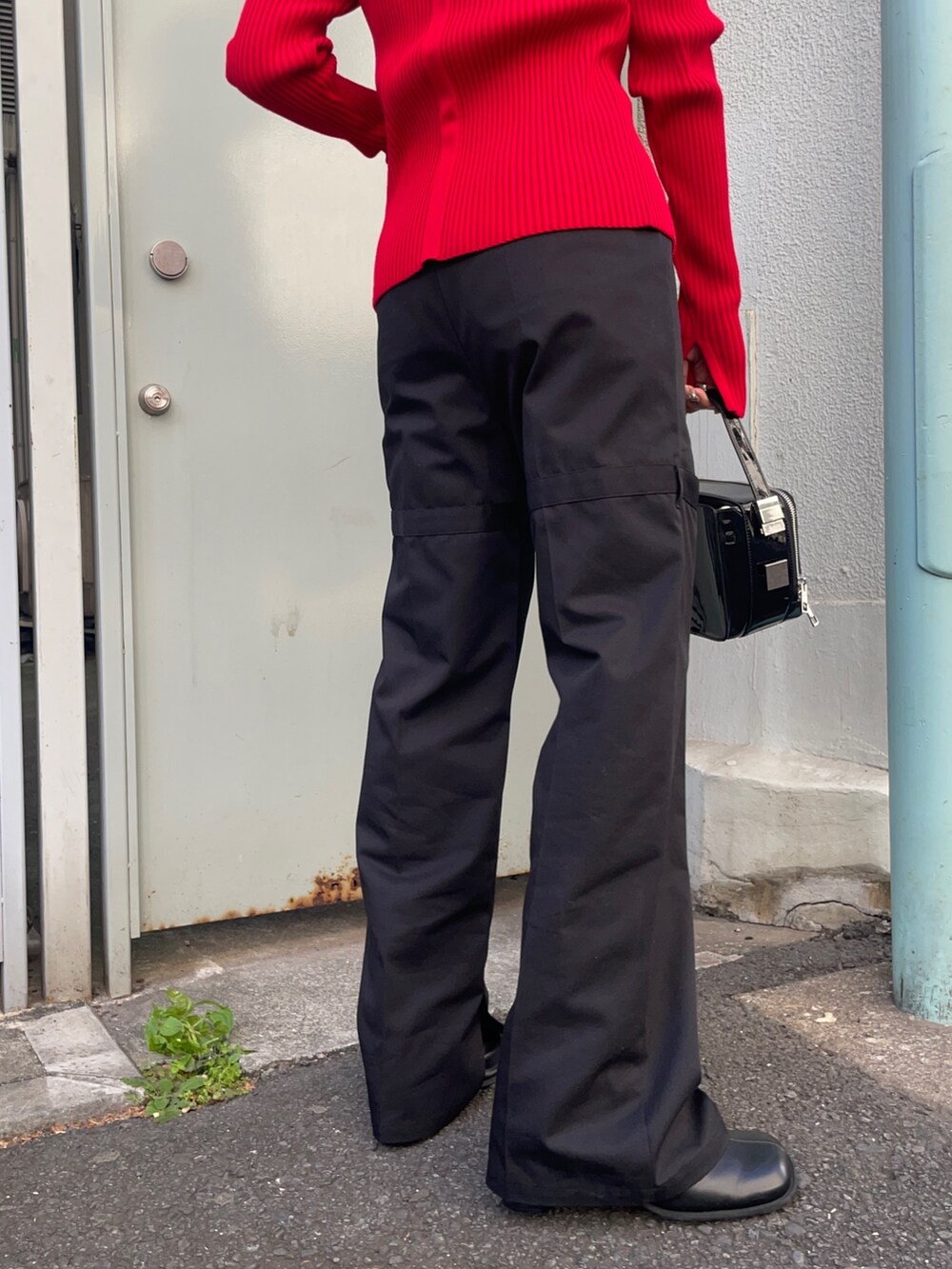 ブラック系のブーツ、ブラック系のその他パンツ、ブラック系のショルダーバッグを着用したレディースの秋コーディネートの6枚目の写真