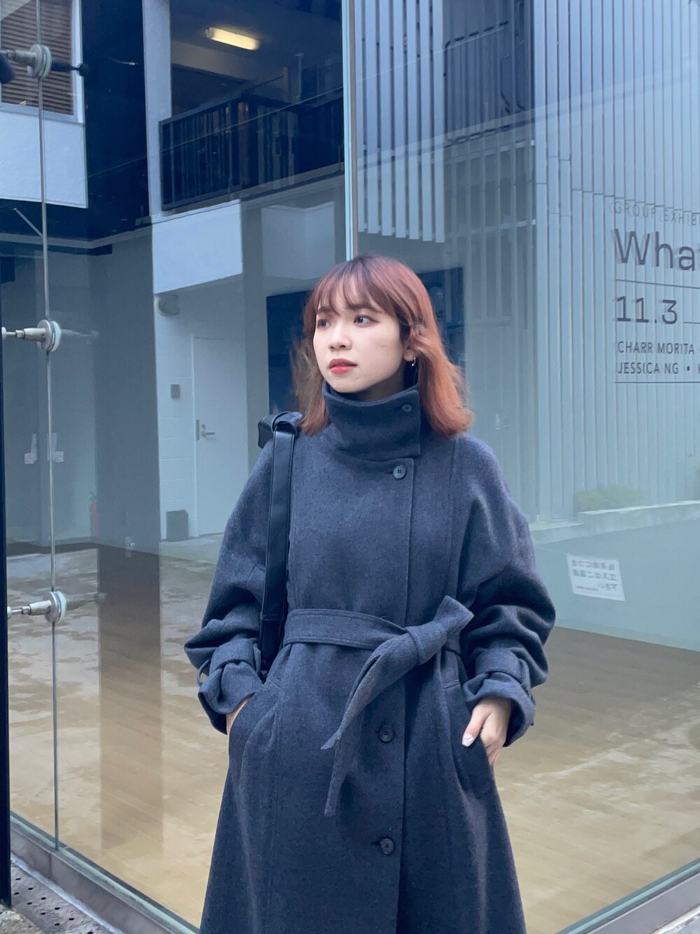 ブラック系のダウンジャケット/コート、ブラック系のトートバッグを着用したレディースの秋コーディネートの5枚目の写真