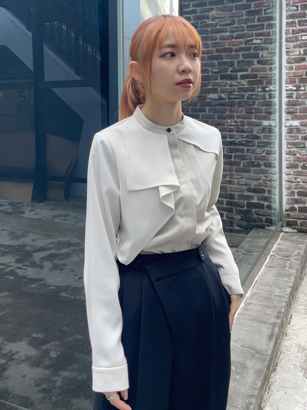 ベージュ系のシャツ/ブラウスを着用したレディースの冬コーディネートの4枚目の写真