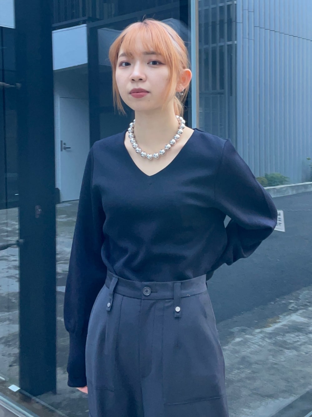 ブラック系のニット/セーター、シルバー系のネックレスを着用したレディースの冬コーディネートの3枚目の写真