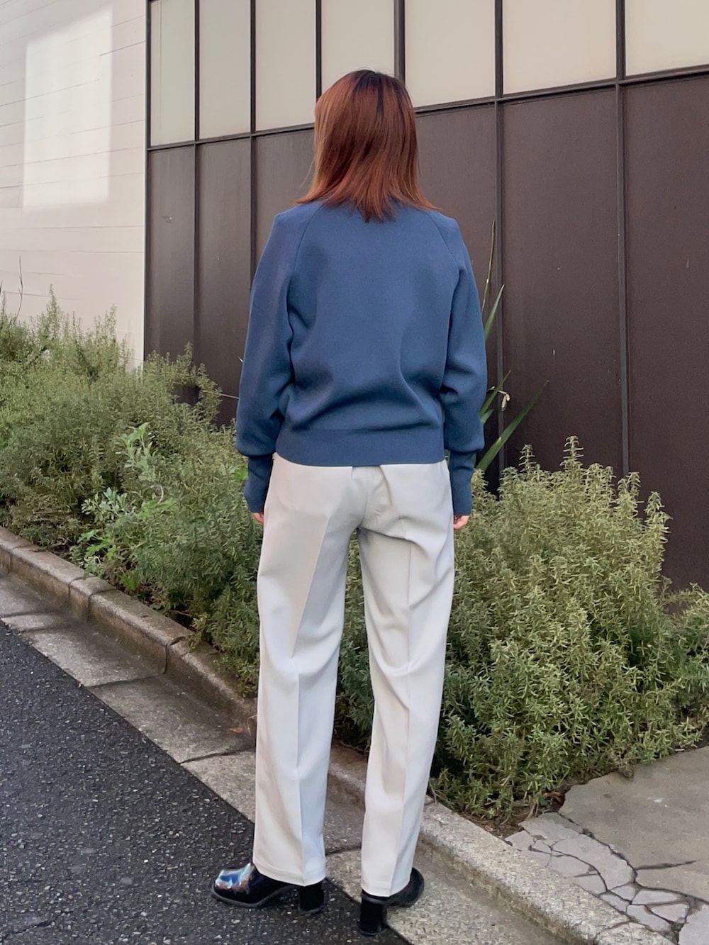 グレー系のニット/セーター、グレー系のその他パンツを着用したレディースの冬コーディネートの2枚目の写真