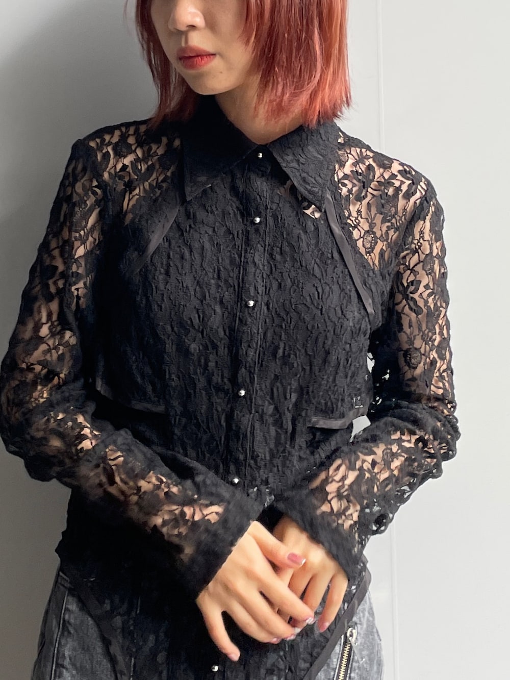 ブラック系のベスト、ブラック系のデニムスカートを着用したレディースの秋コーディネートの5枚目の写真