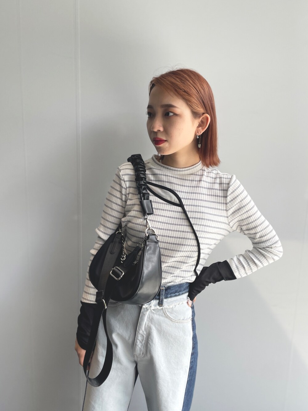 ブルー系のデニムパンツ、その他のTシャツ/カットソーを着用したレディースの夏コーディネートの8枚目の写真