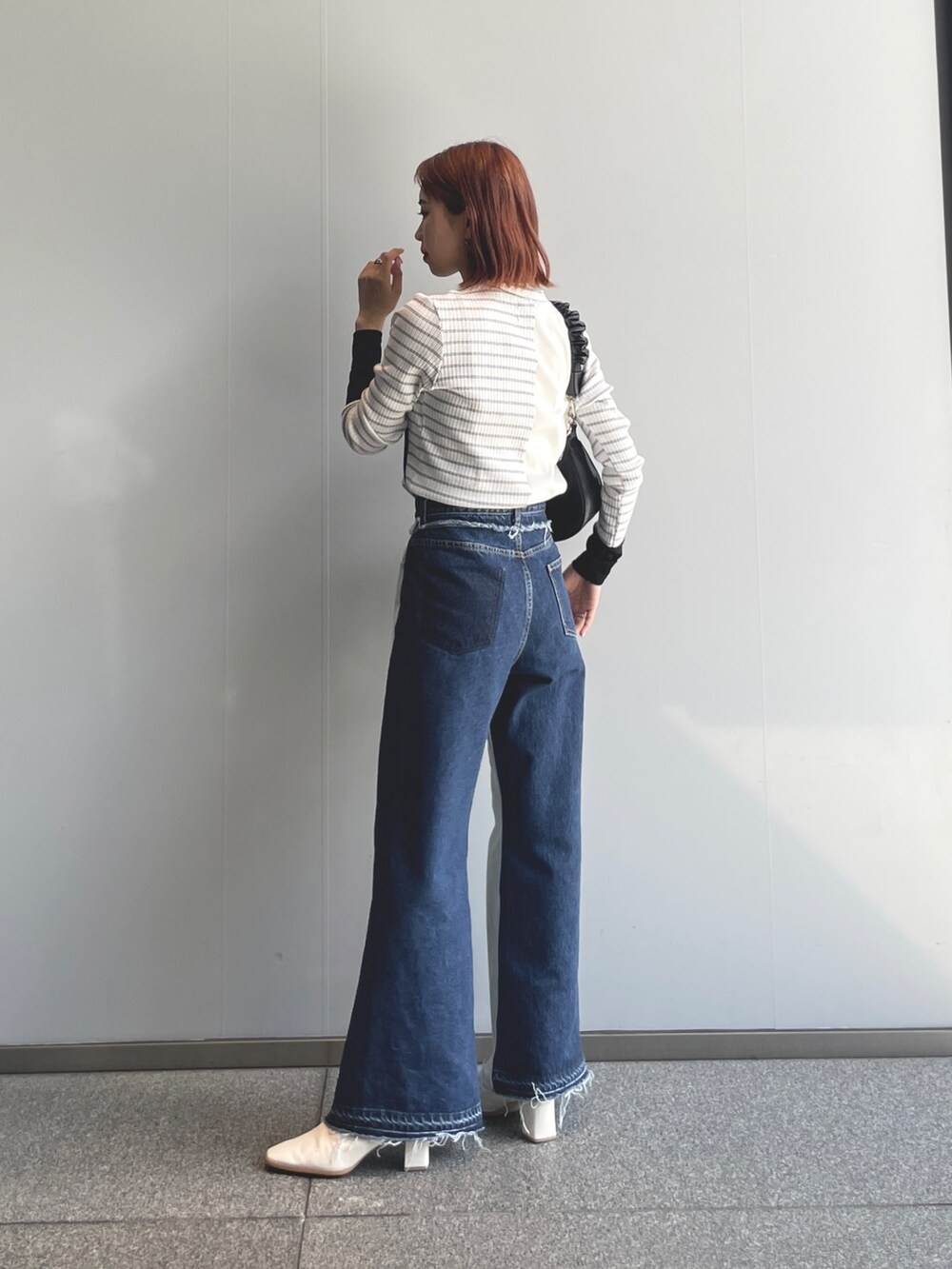 ブルー系のデニムパンツ、その他のTシャツ/カットソーを着用したレディースの夏コーディネートの2枚目の写真