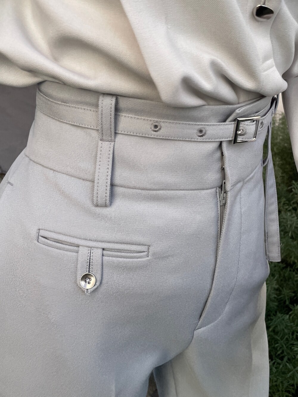 グレー系のその他パンツ、ベージュ系のシャツ/ブラウスを着用したレディースの冬コーディネートの6枚目の写真