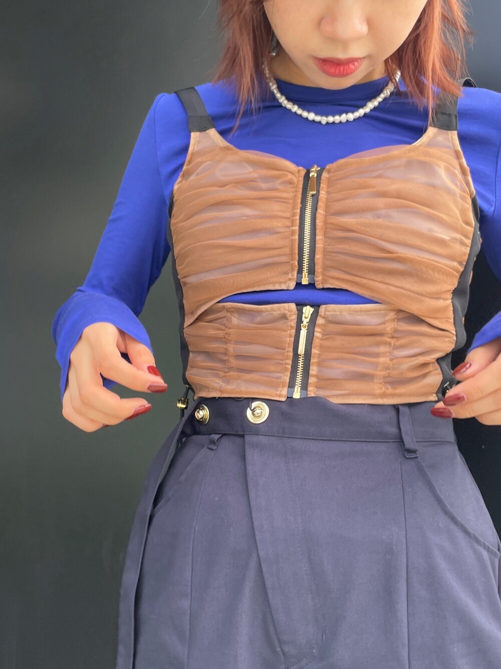 ブラック系のブーツ、ブラウン系のシャツ/ブラウスを着用したレディースの秋コーディネートの7枚目の写真