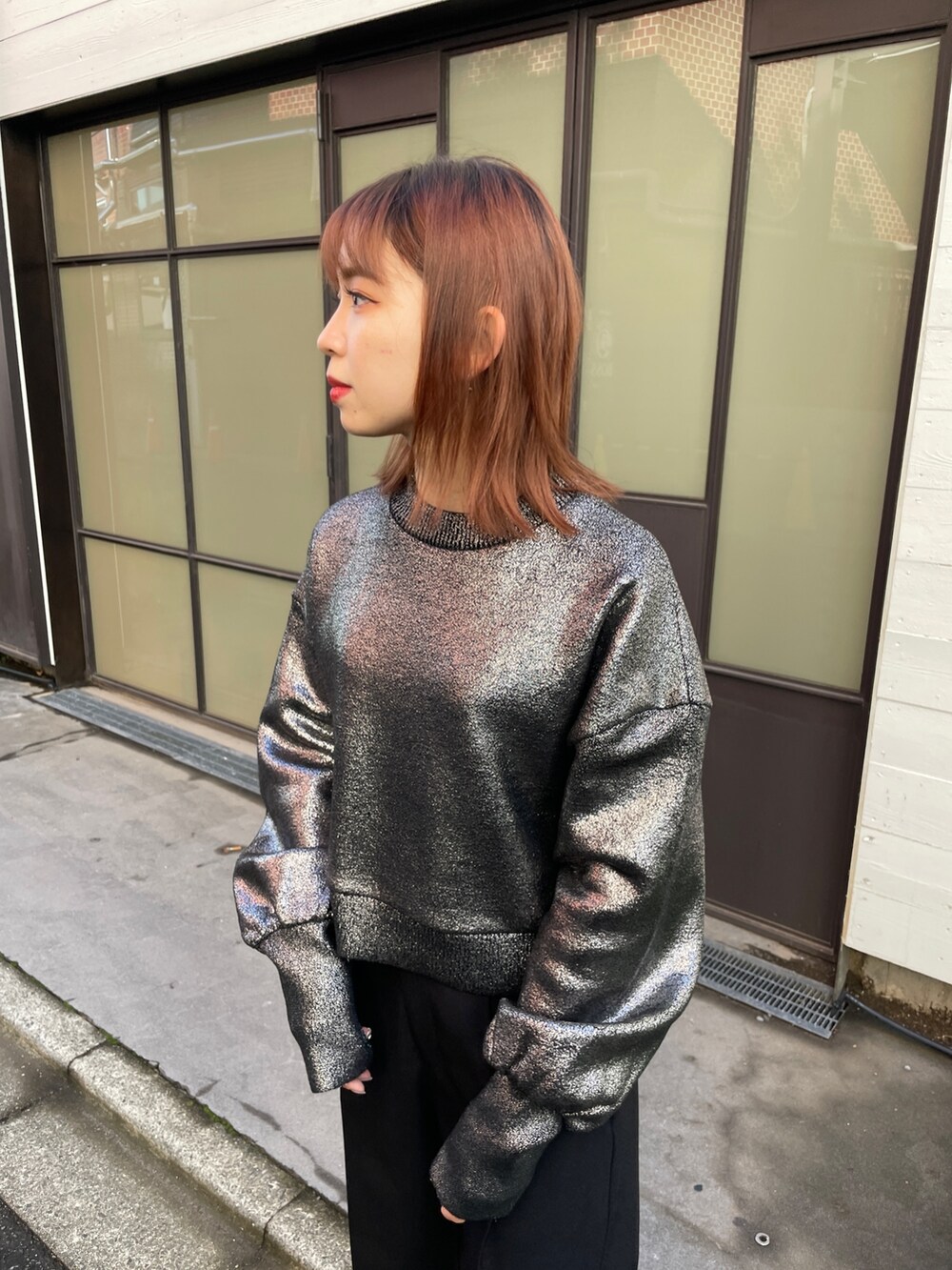 ブラック系のその他パンツ、シルバー系のニット/セーターを着用したレディースの冬コーディネートの3枚目の写真